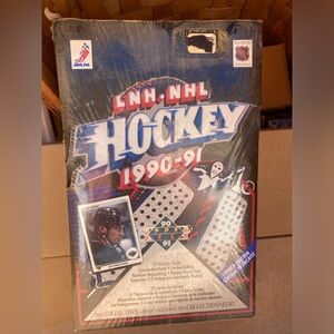 1990-91 NHL Hockey Card Set - Black and Blue